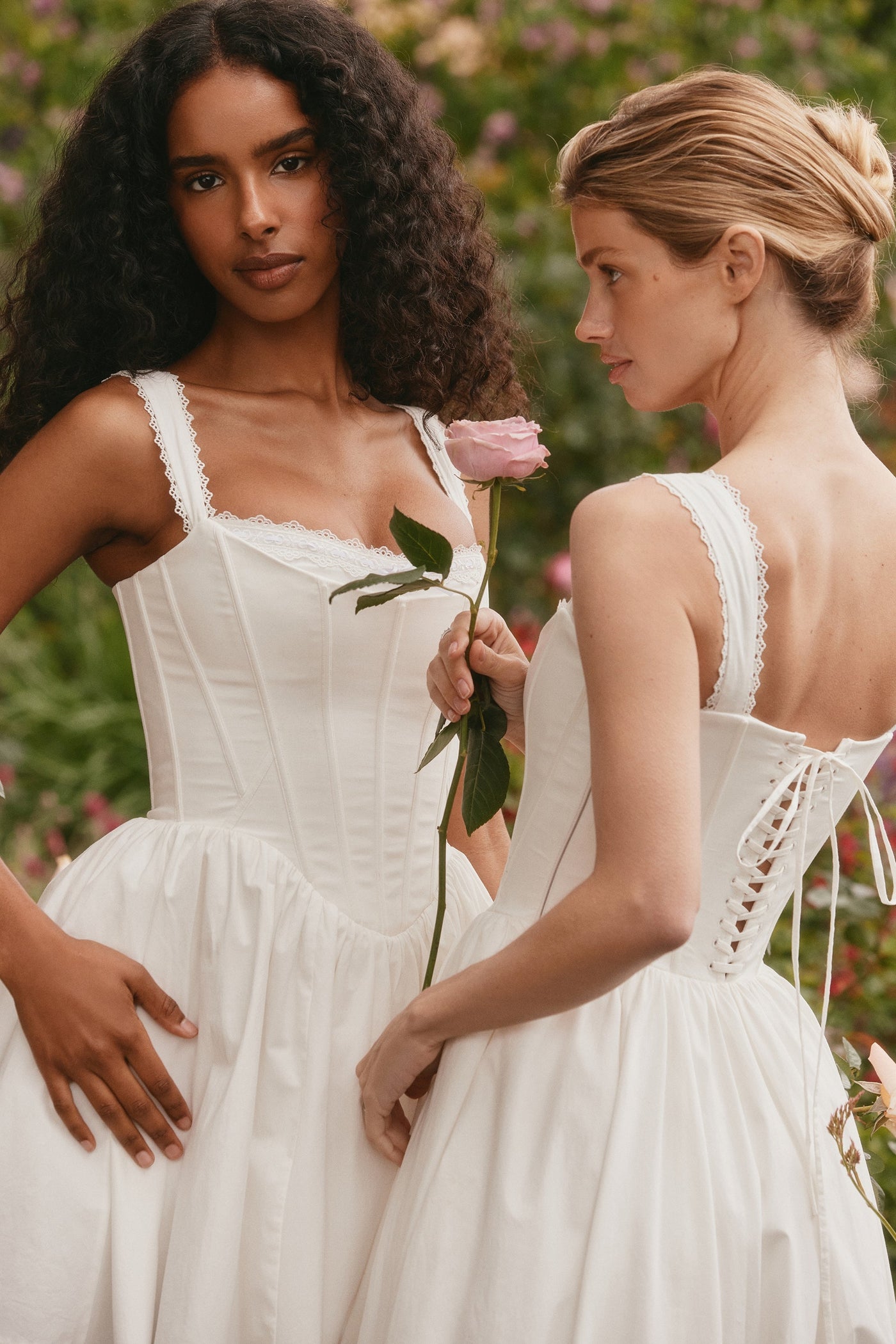 Sukienka Midi z Koronkowym Gorsetem