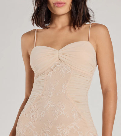 Asymetryczna Suknia Koronkowa